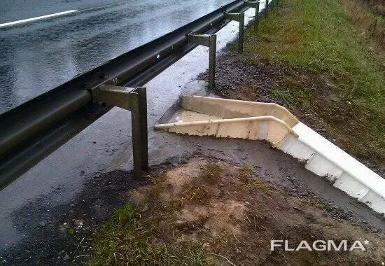Дренажный элемент у дороги, установленный на стойках