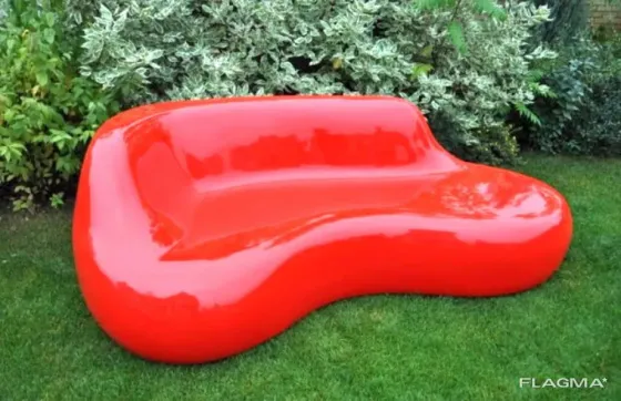 Каменные элементы ландшафтного дизайна с квадратной столешницей и округлыми скамейками