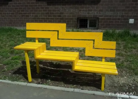 Каменные элементы ландшафтного дизайна с квадратной столешницей и округлыми скамейками