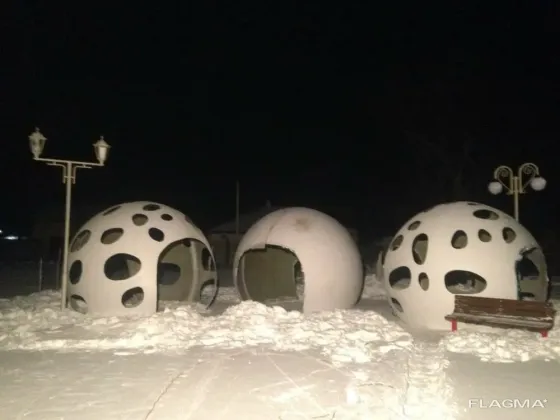 Каменные элементы ландшафтного дизайна с квадратной столешницей и округлыми скамейками