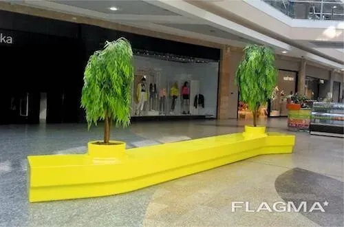 Желтая скамейка с искусственными деревьями в современном интерьере