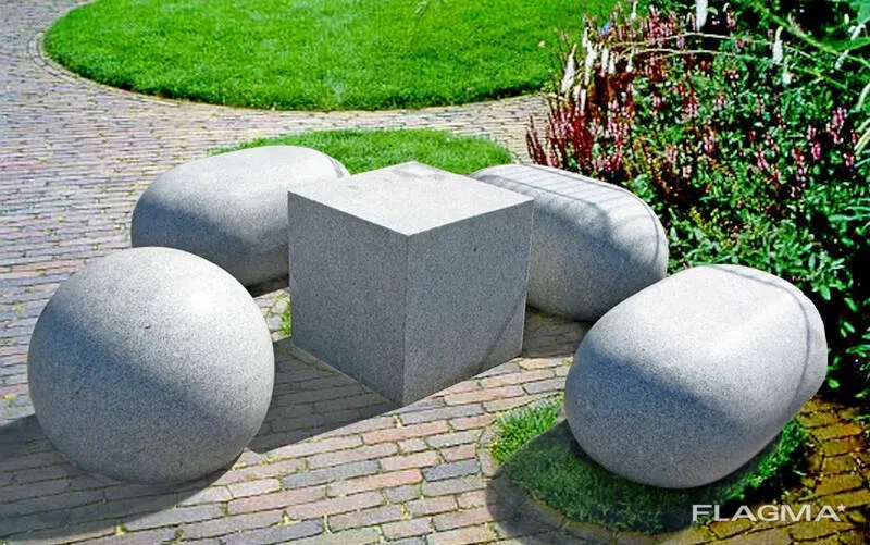 Каменные элементы ландшафтного дизайна с квадратной столешницей и округлыми скамейками