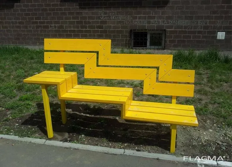 Желтая скамейка нестандартной формы с зигзагообразным дизайном