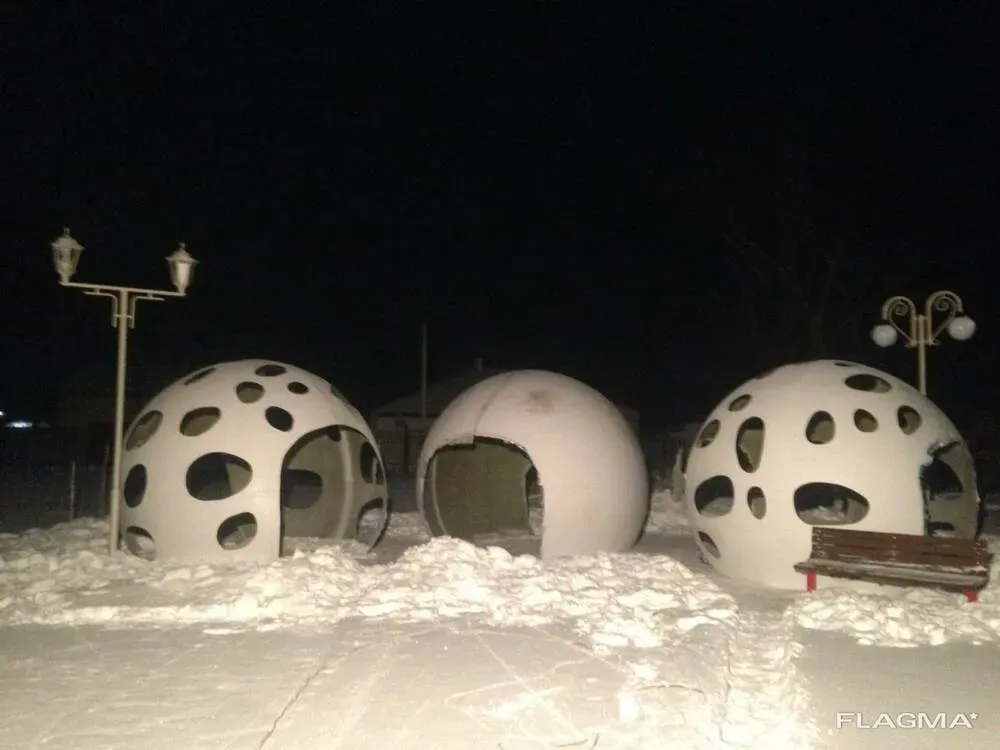 Игровые объемные конструкции в виде шаров, покрытых снегом
