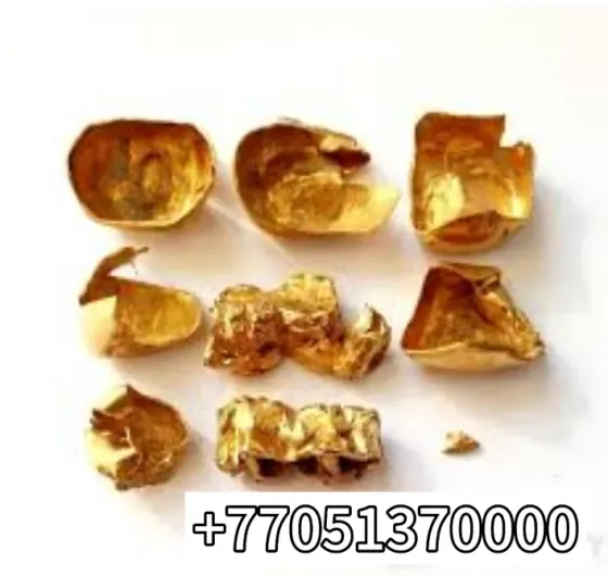 золотые обломки на белом фоне