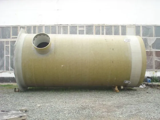 Зеленые пластиковые емкости на складе