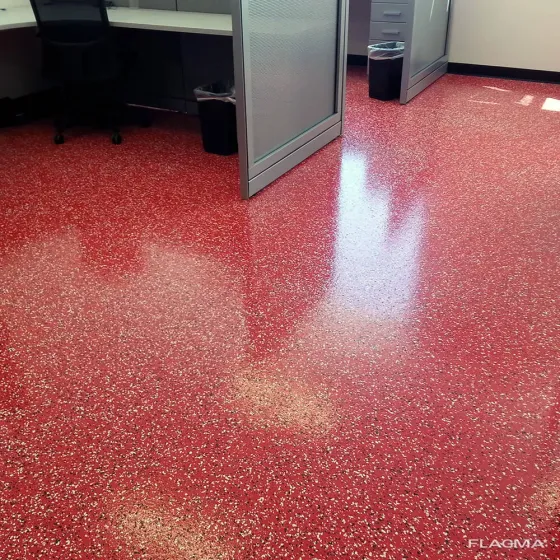 Пол калиберный с зелеными и серыми линиями в складском помещении