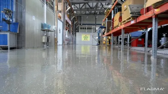 Пол калиберный с зелеными и серыми линиями в складском помещении