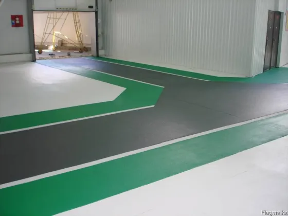 Пол калиберный с зелеными и серыми линиями в складском помещении