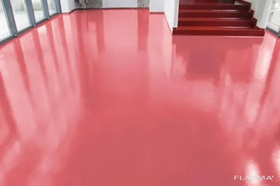 Пол калиберный с зелеными и серыми линиями в складском помещении