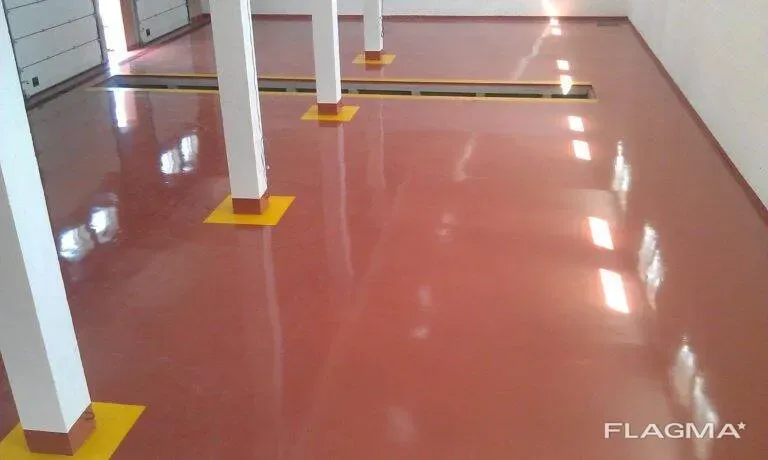 Пол с желтыми акцентами в помещении с колоннами