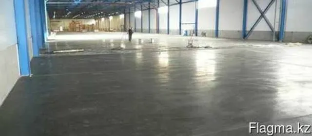 Пустое складское помещение с бетонным полом