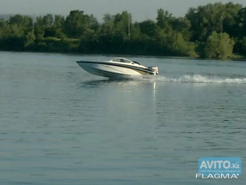 Моторная лодка на скорости, брызги от винта