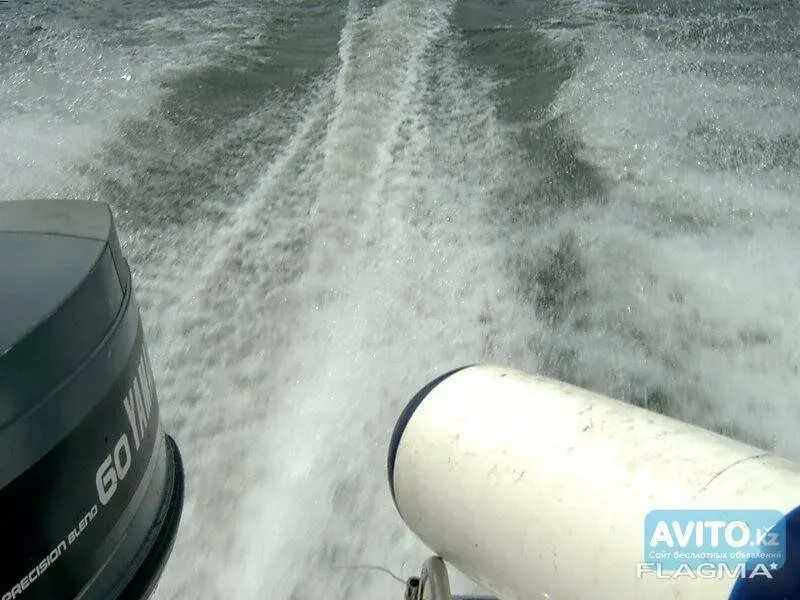 Вид на мотор лодки, следы на воде