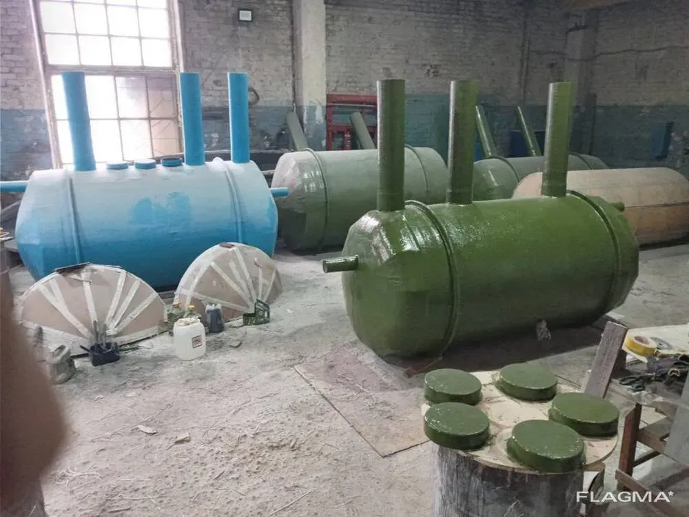 Разноцветные цилиндрические емкости в производственном помещении