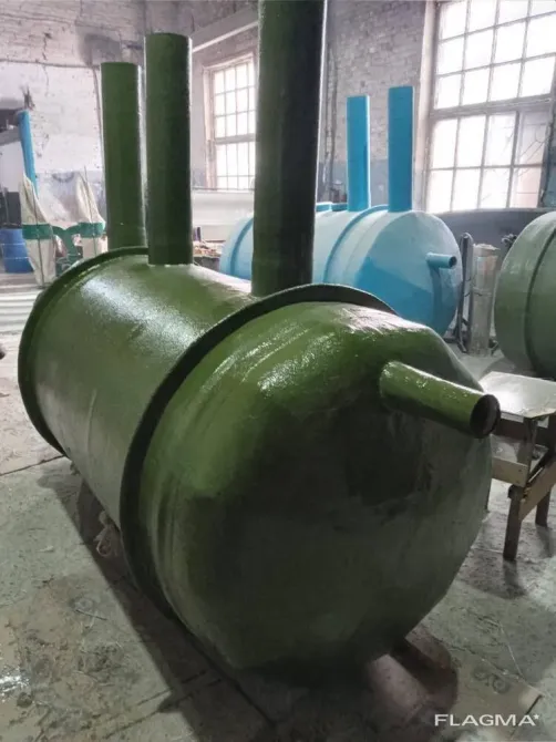 Зеленая цилиндрическая емкость с трубками на фоне окна