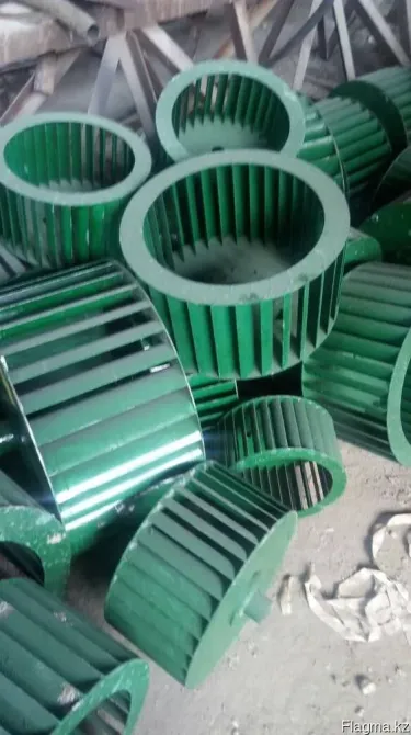 Зеленые вентиляционные решетки в строительном производственном помещении