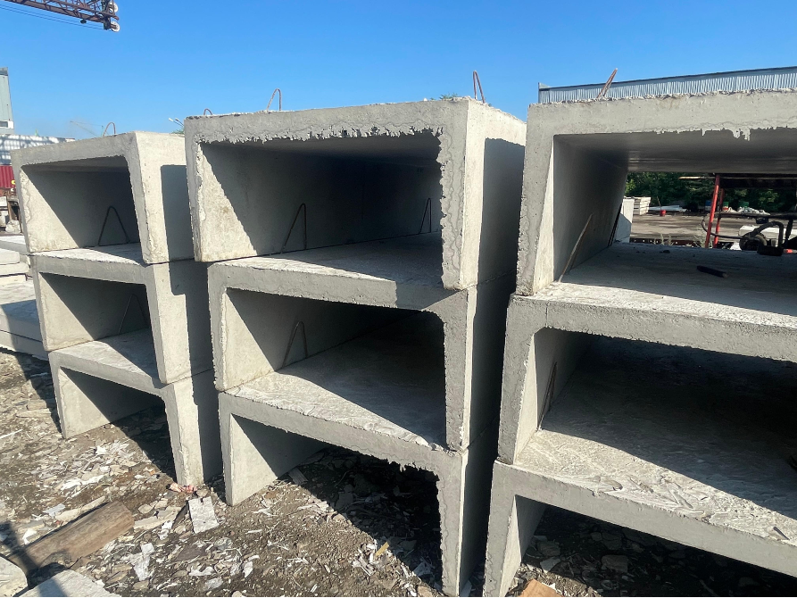 Екі деңгейде ашық бүйірлермен және тіректермен орналастырылған ірі бетон блоктары
