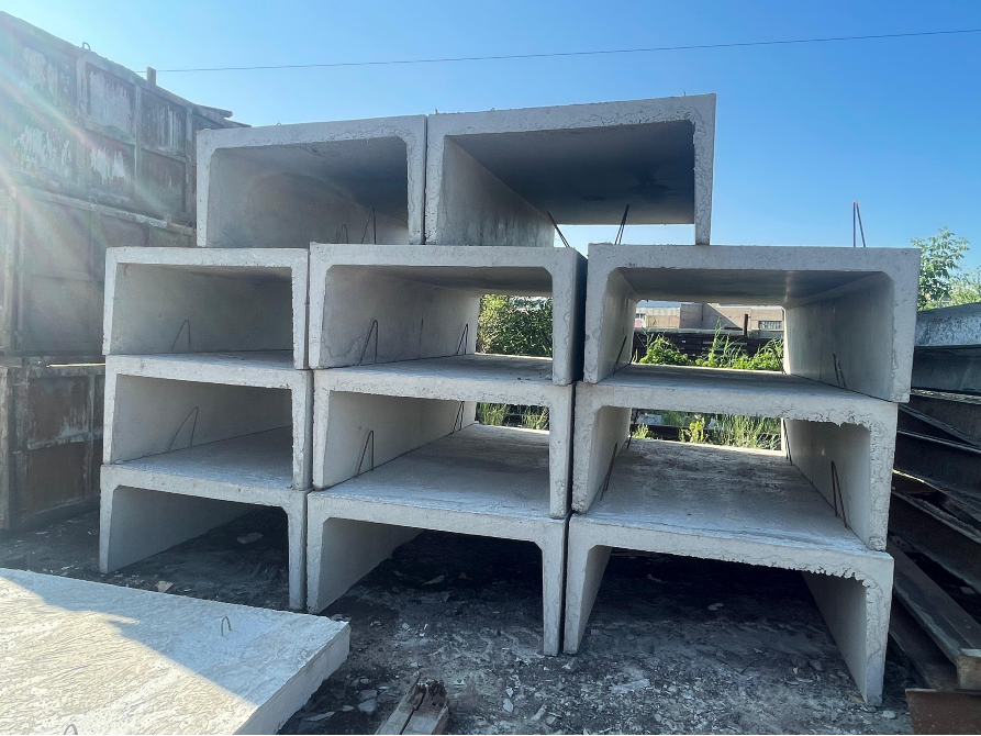 Құрылыс үшін жинақталған бетон элементтері, алаңда мұқият орналастырылған