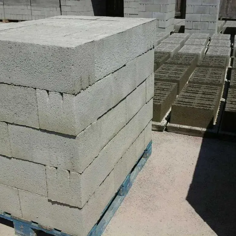 Құрылыс үшін штабельге жинақталған блоктар