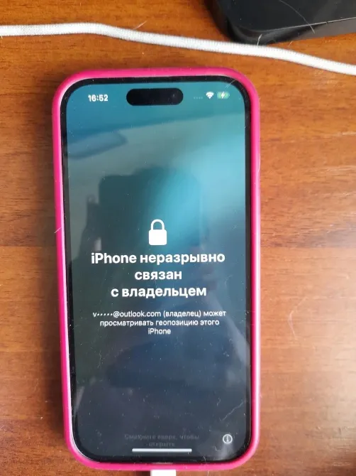 заблокированный iPhone с сообщением о связи с владельцем