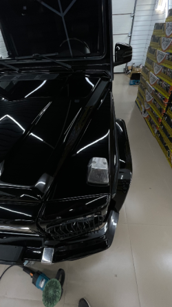 Кузов черного внедорожника с акцентом на переднюю часть и детали