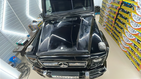 Кузов черного внедорожника с акцентом на переднюю часть и детали