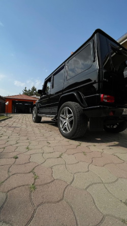 Кузов черного внедорожника с акцентом на переднюю часть и детали