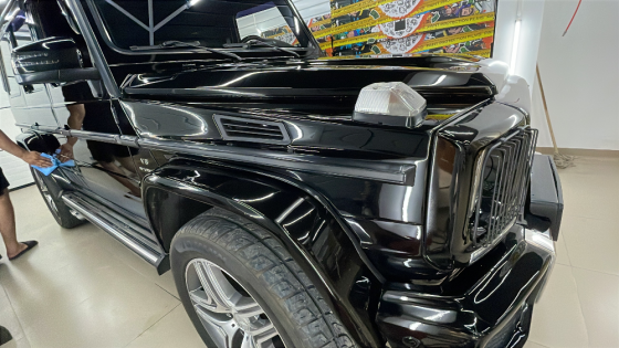 Кузов черного внедорожника с акцентом на переднюю часть и детали