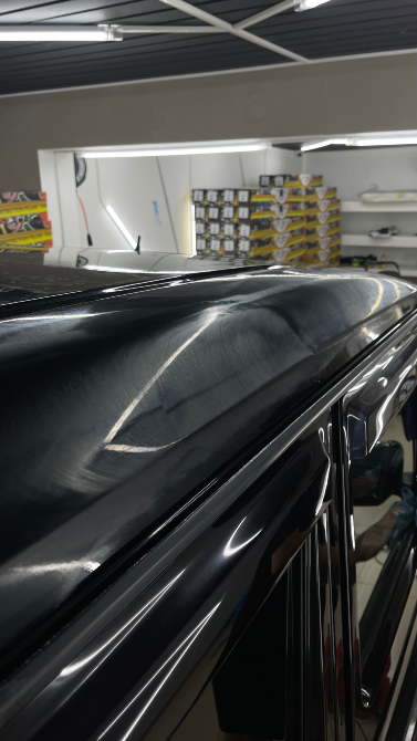 Қара внедорожник төбесінің бөлшектері жарықтың шағылысымен