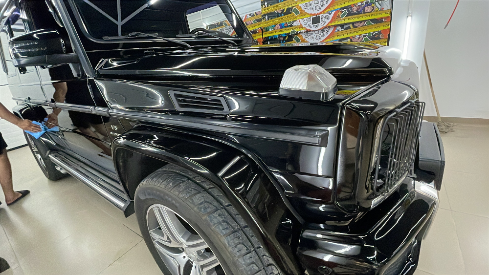 Қара внедорожник кузовының алдыңғы бөлігі мен бөлшектеріне акцент