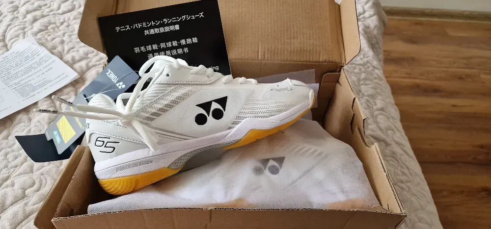 Yonex кроссовкалары қорапта