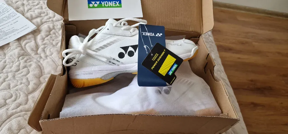 Yonex кроссовкалары бағасымен оралған