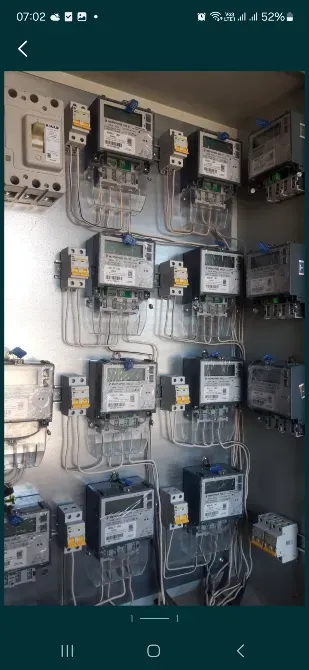 Тұрмыстық бөлмедегі бірнеше электр есептегіштері бар панель