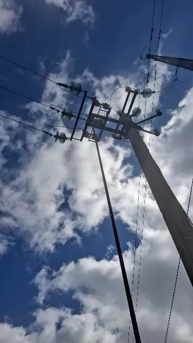 Бұлтты аспан фонында полевой электр желілері