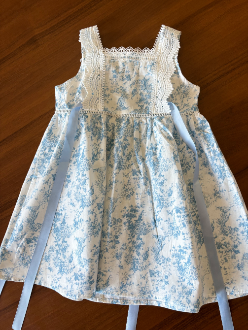 Платье с легким цветочным принтом и поясами