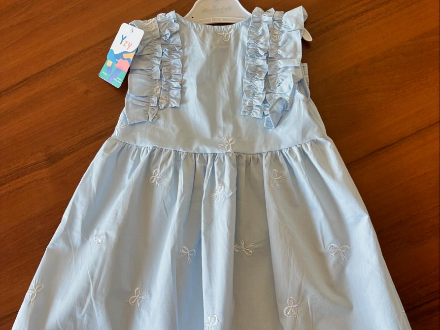 Платье в светло-голубом цвете с рюшами и вышивкой