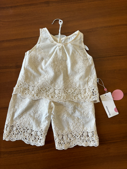 Комплект из топа и шортов в кружевах белого цвета