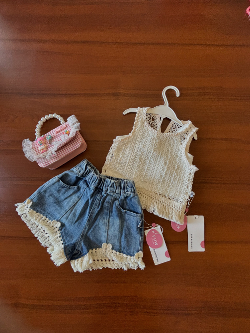 Комплект из топа и шорт в бежевом цвете с кружевом и шортами джинсового цвета