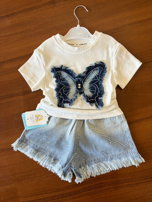Комплект из футболки с изображением бабочки и шортов с рваными краями