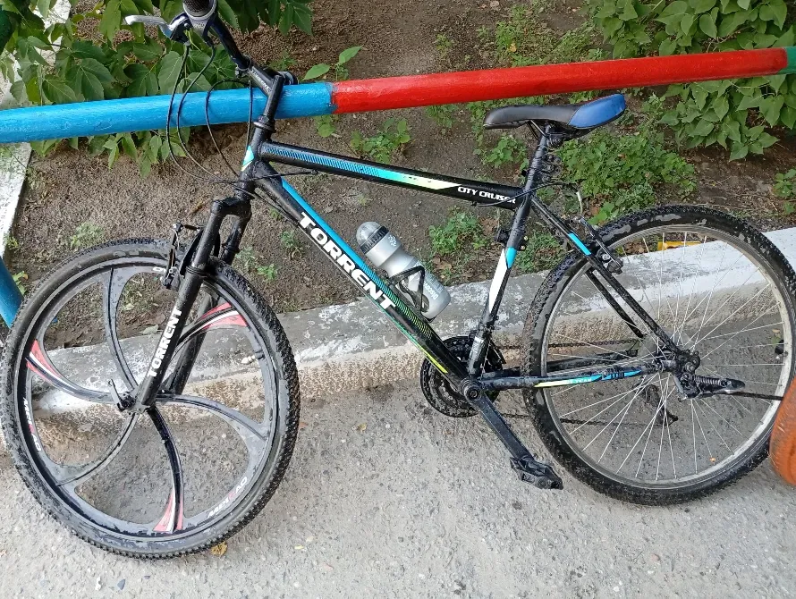 велосипед Torrent с различными колесами на фоне улицы
