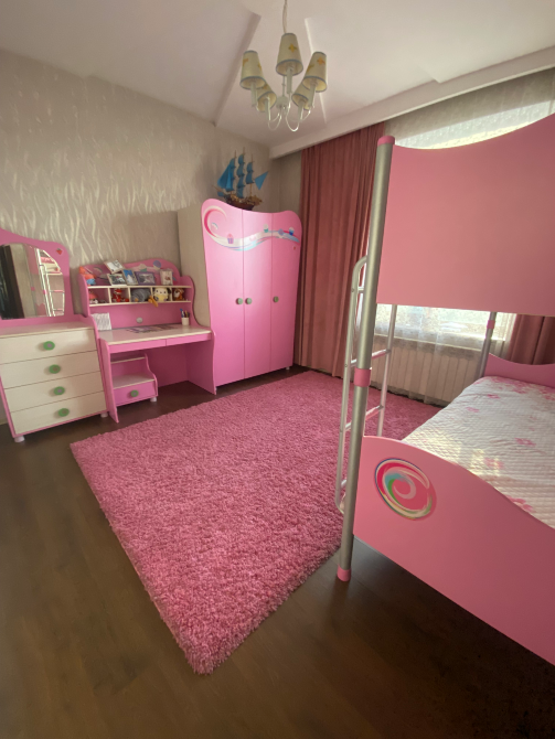 Комната для девочки с двухярусной кроватью и розовым интерьером