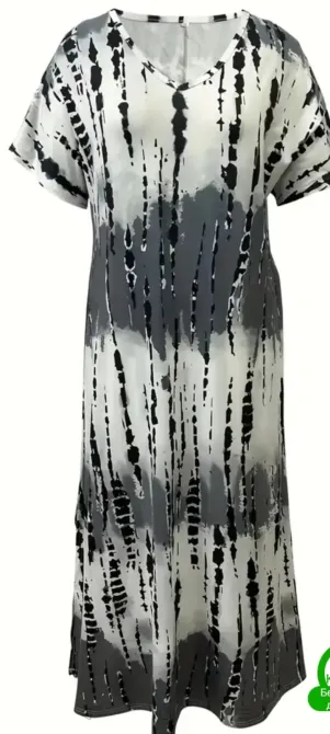 Платье в серо-белых тонах с коротким рукавом и узором