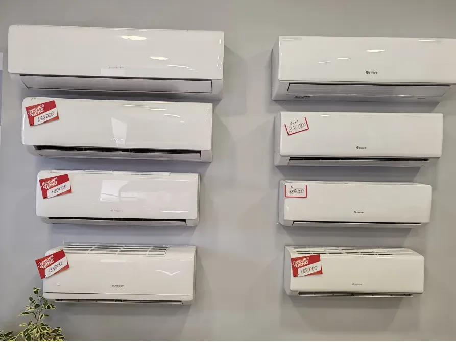 Станции кондиционирования воздуха на стенде, восемь единиц, белые и современные