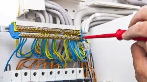 Электроборд с подключенными проводами, использование инструментов для электрики