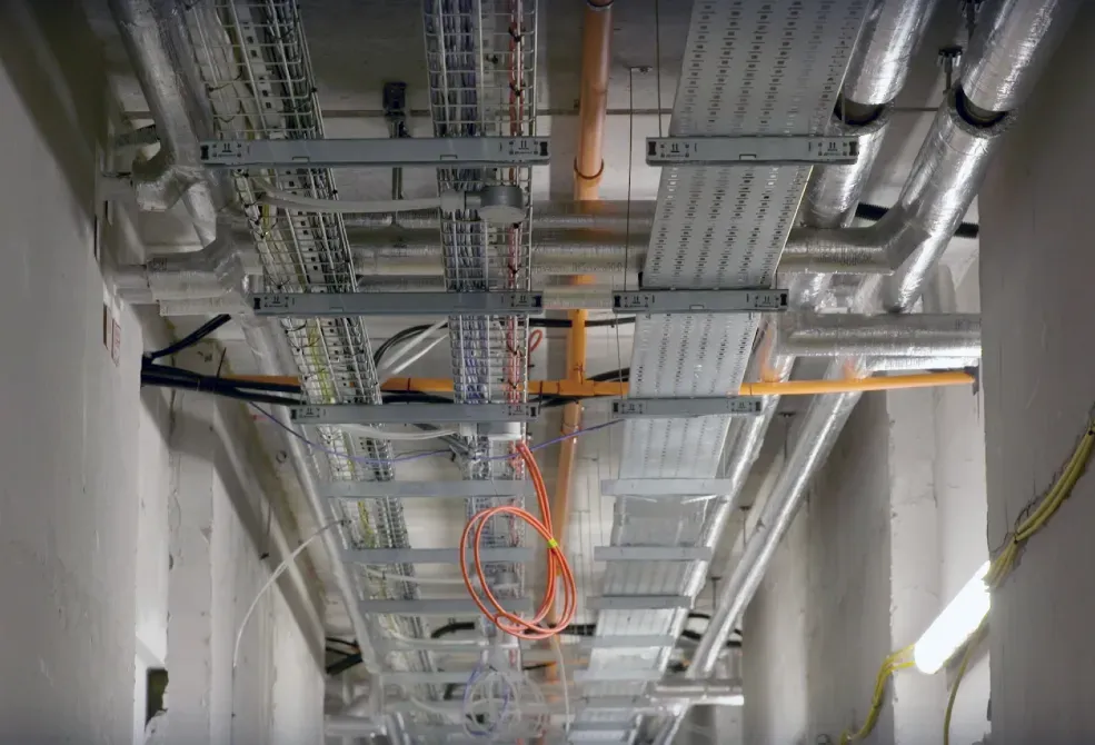 Коридор с монтажными каналами и проводами для электропроводки