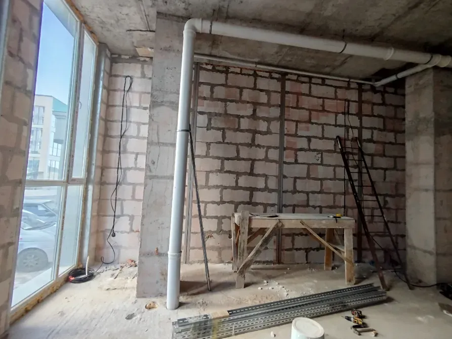 Недостроенное помещение с видимыми проводами и площадками