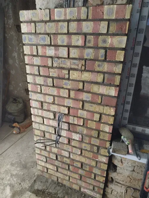 Түрлі түсті кірпіштен мысал ретінде қабырға құрылысындағы процесстер