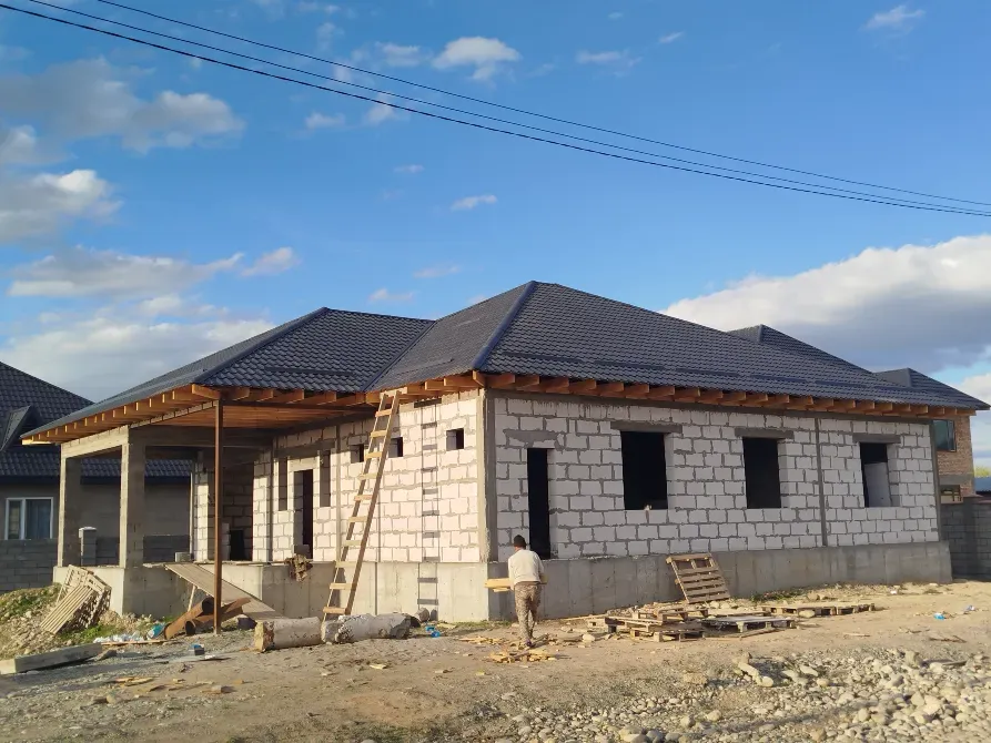 Жоғарқы шатыры және баспалдағы бар құрылыс кезеңіндегі үй