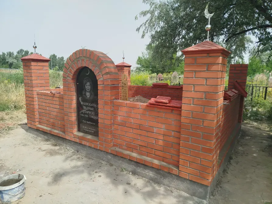 Қабырғасы кірпіштен жасалған ескерткіш